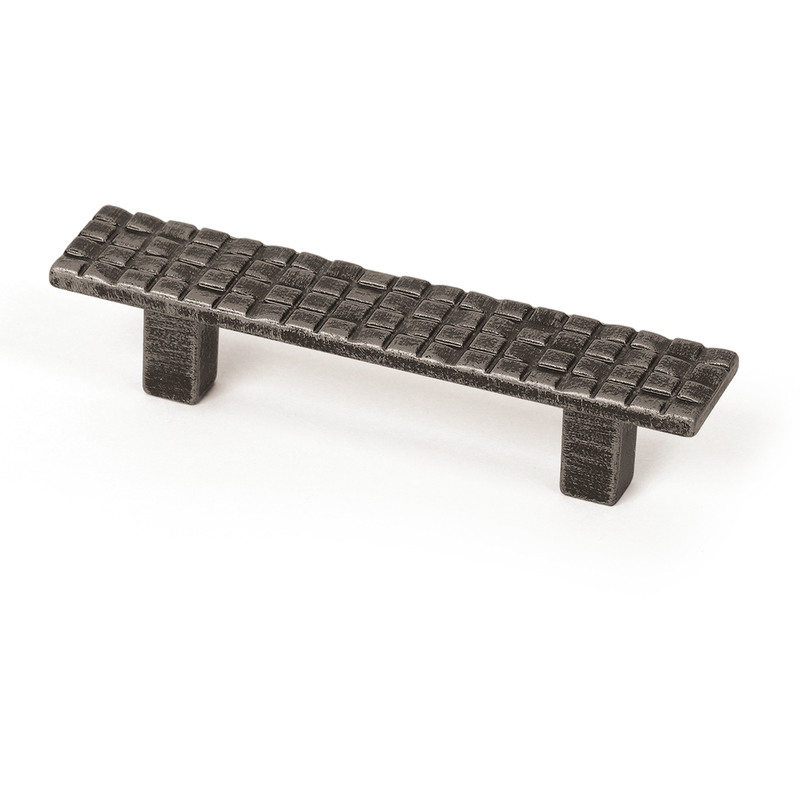 

Tirador Asa Mueble | Estilo Decorativo | Fabricado en Zamak | Acabado en Plata Vieja | Distancia Entrepuntos: 64 mm | Medidas 97*20*18 mm | Sistema