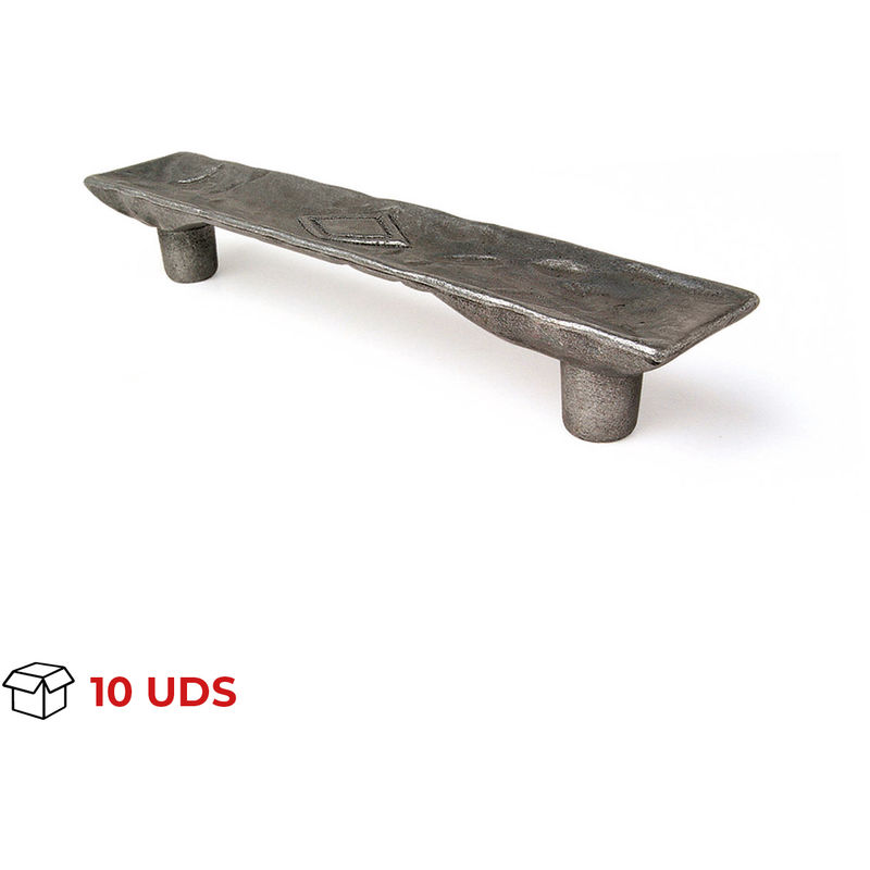 

Tirador Asa Mueble | Estilo Decorativo | Fabricado en Zamak | Acabado en Plata Vieja | Distancia Entrepuntos: 96 mm | Medidas 280*134*57 mm | Sistema