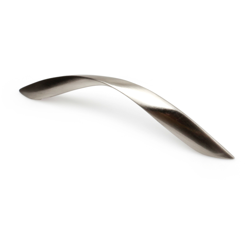 

Tirador Asa Mueble | Estilo Contemporáneo | Fabricado en Zamak | Acabado en Níquel Satinado | Distancia Entrepuntos: 128 mm | Medidas 154*12*29 mm |