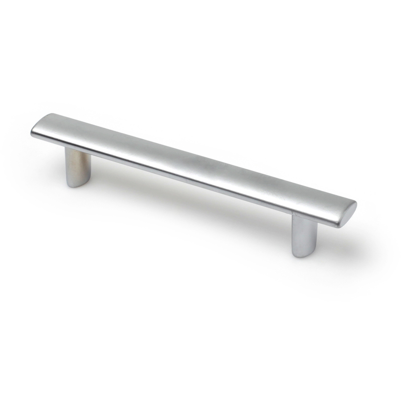 

Tirador Asa Mueble | Estilo Contemporáneo | Fabricado en Zamak | Acabado en Cromo Mate | Distancia Entrepuntos: 96 mm | Medidas 129*15*24 mm |