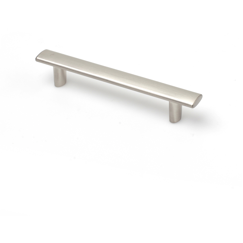 

Tirador Asa Mueble | Estilo Contemporáneo | Fabricado en Zamak | Acabado en Níquel Satinado | Distancia Entrepuntos: 96 mm | Medidas 129*15*24 mm |