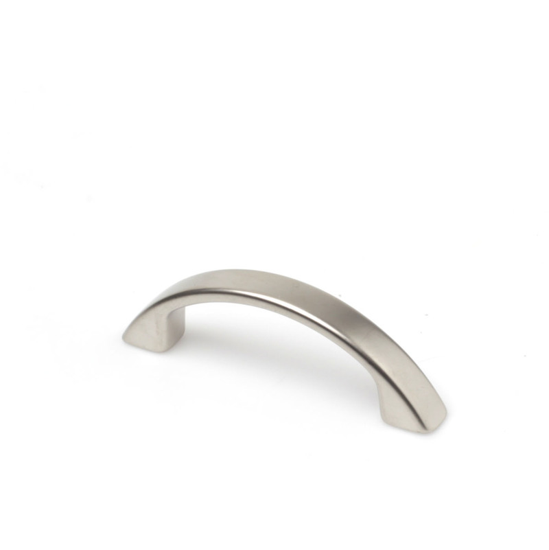 

Tirador Asa Mueble | Estilo Contemporáneo | Fabricado en Zamak | Acabado en Níquel Bisú | Distancia Entrepuntos: 64 mm | Medidas 80*11*24 mm |