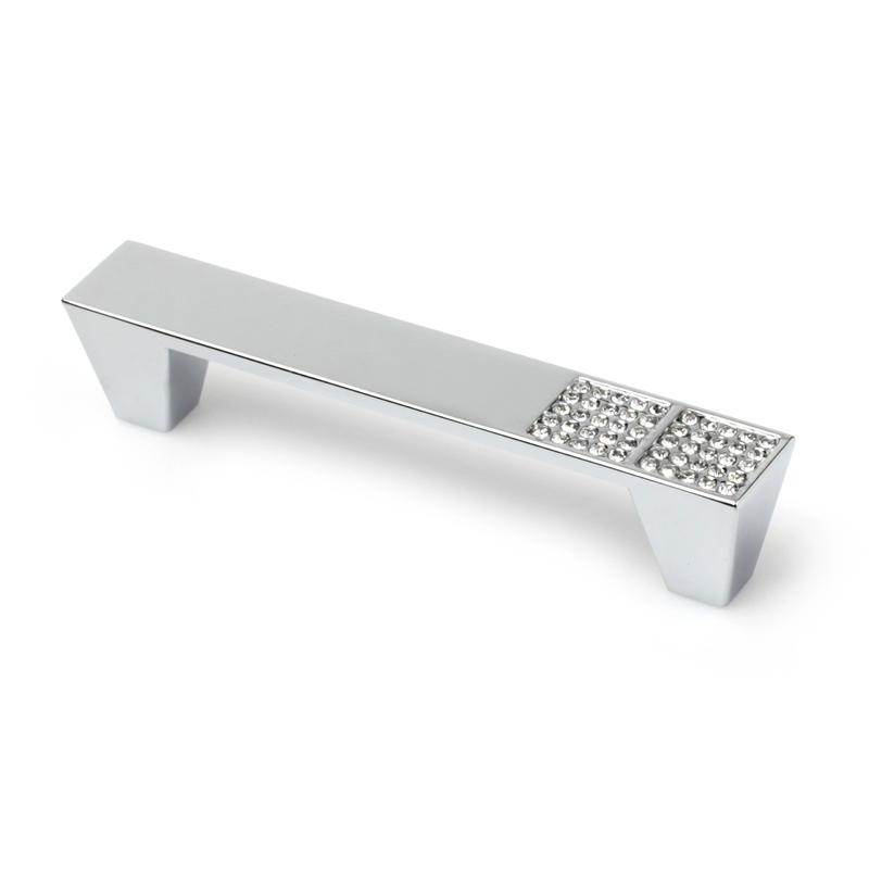 

Tirador Asa Mueble | Estilo Decorativo | Fabricado en Zamak - Cristal | Acabado en Cromo Brillo | Distancia Entrepuntos: 96 mm | Medidas 114*19*23 mm