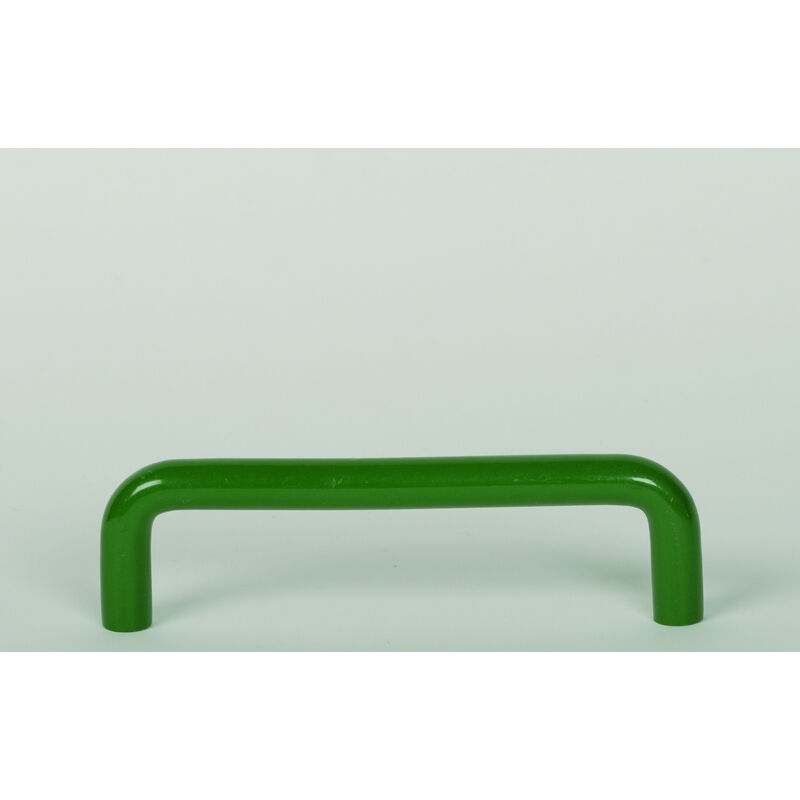 Asa de hierro con acabado verde, dimensiones:106x10x30mm y entrepuntos:96mm -