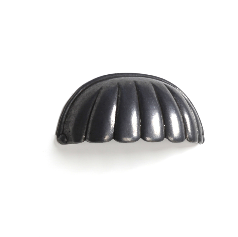 

Tirador Concha Mueble | Estilo Clásico | Fabricado en Zamak | Acabado en Plata Vieja | Distancia Entrepuntos: 64 mm | Medidas 75*34*20 mm | Sistema