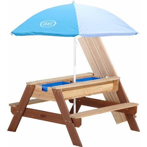AXI Nick Kinder Sand & Wasser Picknicktisch aus Holz Wasserspieltisch & Sandtisch mit Deckel und Behältern Kindertisch / Matschtisch in Braun mit Sonnenschirm in Blau/weiß für den Garten - Braun
