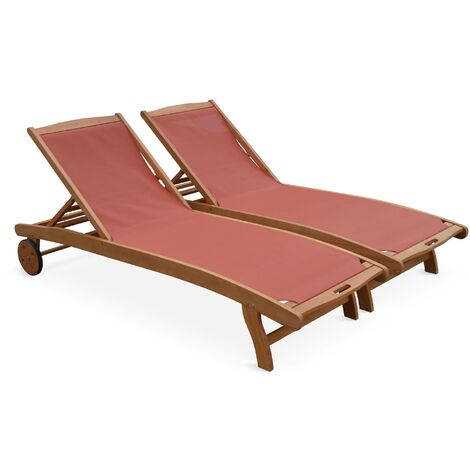 Sweeek – Transats en bois d'eucalyptus huilé – 2 chaises longues textilène terra cotta – Dossier multipositions – Roues pour déplacement facile