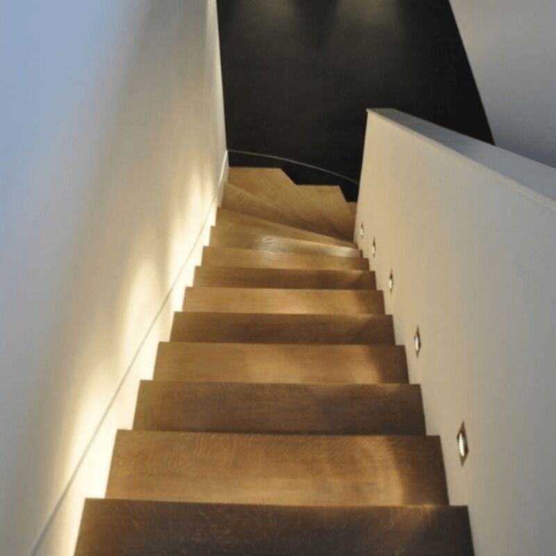 Silamp – Balise LED en saillie carrée 2W 220V 55° grise IP65 – Éclairage pour escaliers – Installation facile sans perçage – Flux lumineux 80 lumens