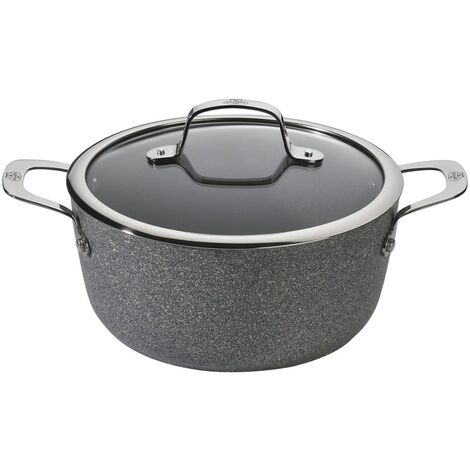 Casserole En Aluminium De Camping Avec Poignées Et Couvercle Sur Fond Blanc  Isolé