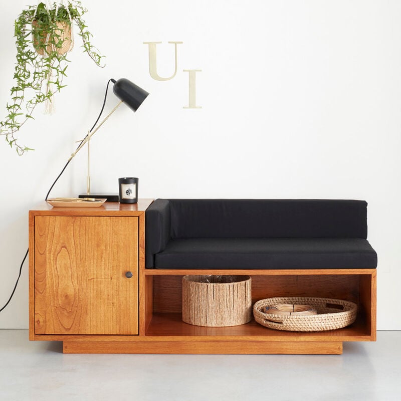 Banc en mindi massif avec coussins noirs