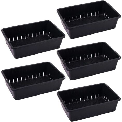 Bandejas de siembra estándar y resistentes con orificios de drenaje, para iniciar el cultivo de semillas y germinar plantas en invernaderos.