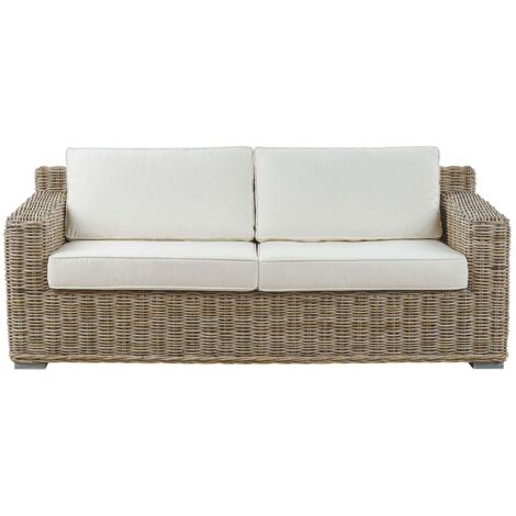 Beliani – Canapé de jardin 2 places en rotin marron – Coussins en polyester blanc – Style boho – Dimensions 194x90cm – Usage extérieur