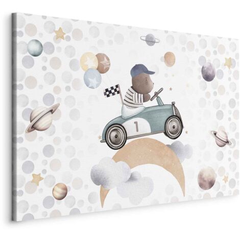 Bild – Galaktischer Wettbewerb – Teddybär nimmt an einem Autorennen zwischen Planeten, Wolken und Sternen in Pastellfarben teil/Teddybär in einem Rennwagen