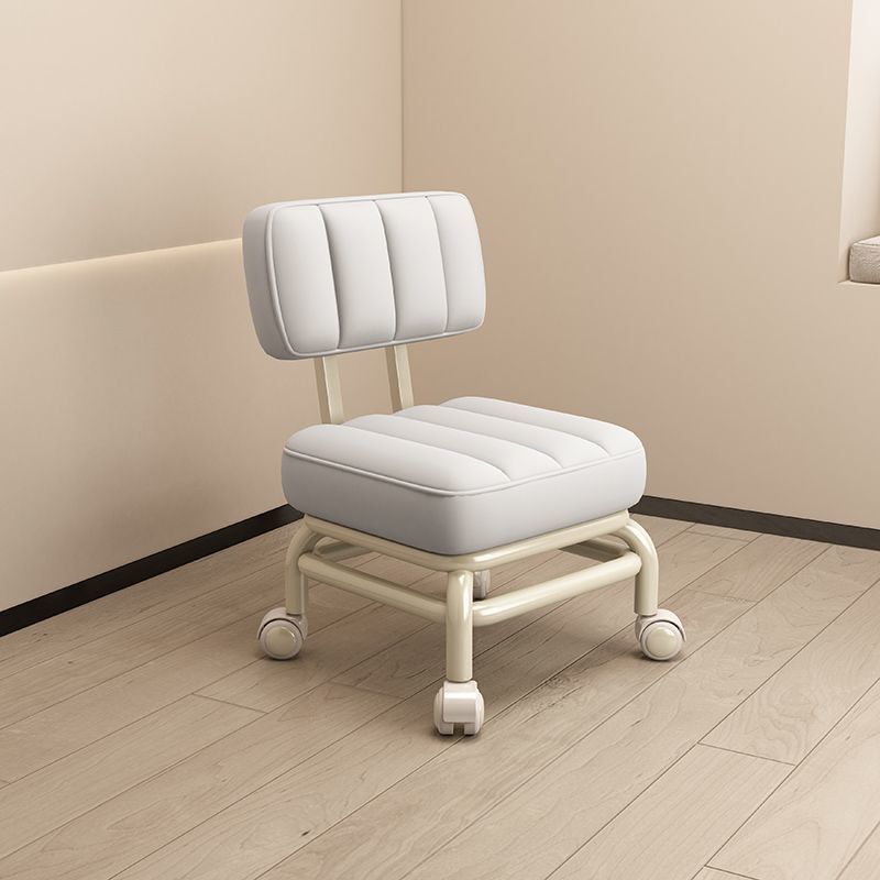 Blanc Mini tabouret roulant avec dossier, portable et réglable, pratique et confortable, idéal pour une bibliothèque de cuisine..