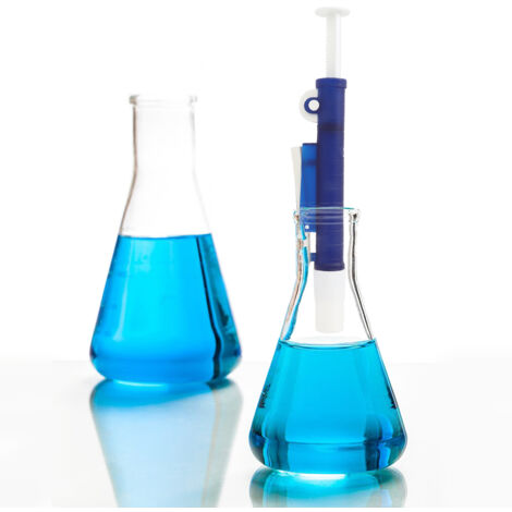Blaue 2-ml-Einwegpipette aus Kunststoff und Glas