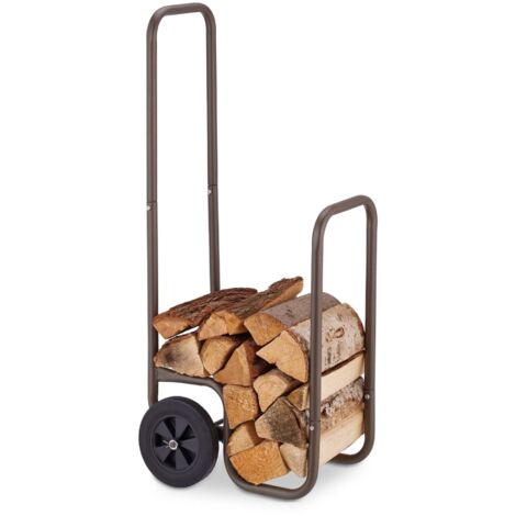 Brauner holzwagen mit gummireifen