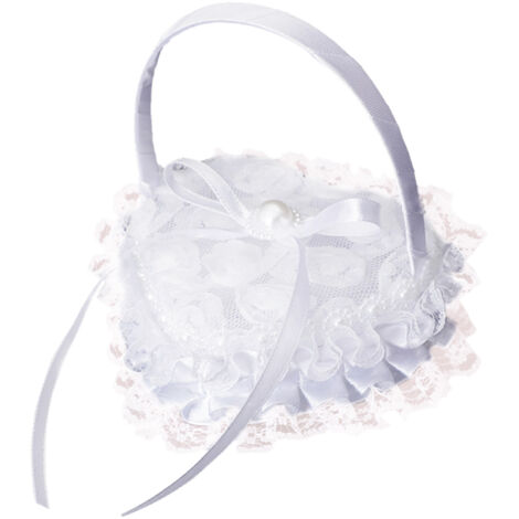 Brautjungfernkorb mit herzförmigem Ringhalter, romantischer Spitze und Schleife für eine romantische Hochzeit.