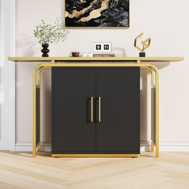 Buffet noir moderne et simple à deux portes (140 x 29,5 x 80 cm), décoré de poignées dorées et associé à une table au cadre doré qui crée une
