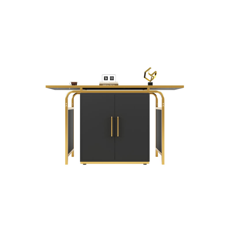 Buffet noir moderne et sobre à deux portes (140 x 29.5 x 80 cm), orné de poignées dorées et combiné avec une table à cadre doré