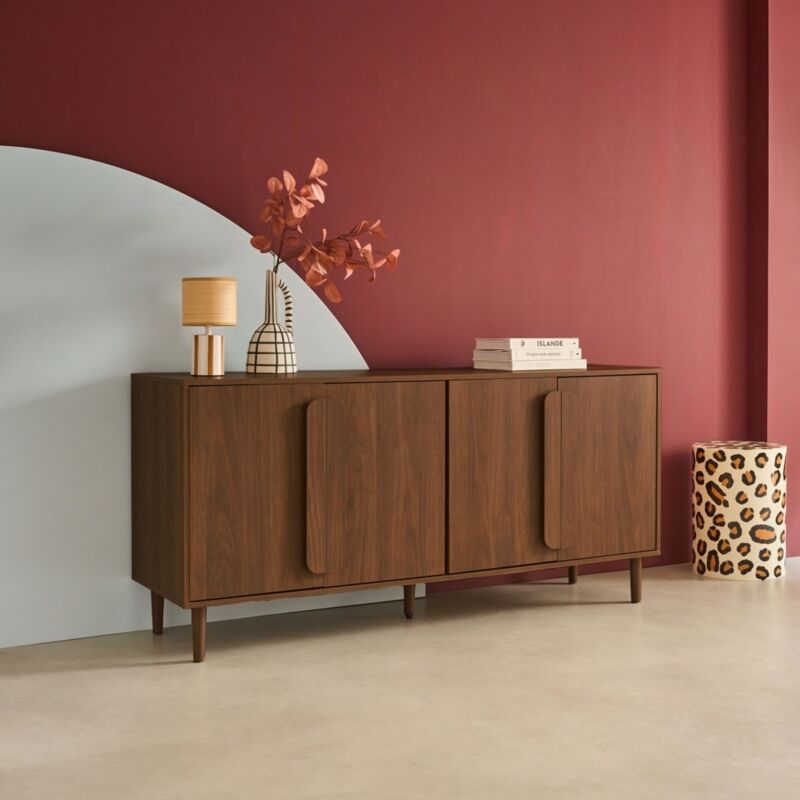 Sweeek – Buffet vintage 4 portes 160cm en bois de noyer – Piètement en hévéa – 2 étagères ajustables – Rangement spacieux pour vaisselle