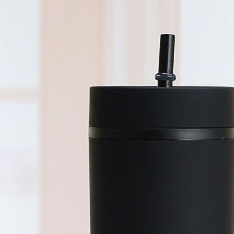 Bunter Plastikbecher mit Strohhalm, großes Fassungsvermögen (473 ml), schlichtes und komfortables Design, Schwarz