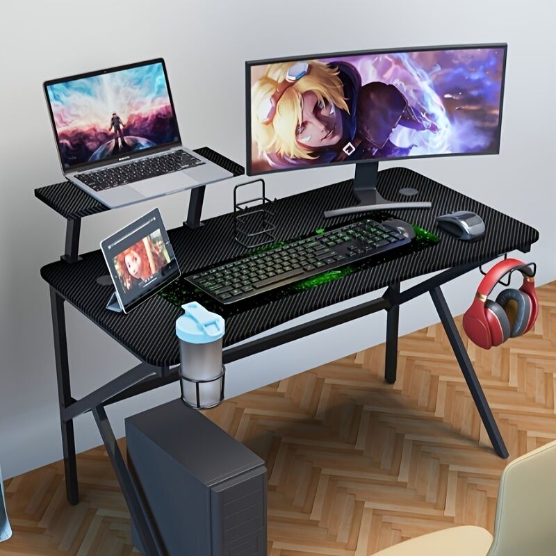 Bureau Gaming Ergonomique avec Surface en Fibre de Carbone Noir - 100x55x74cm Design Futuriste, Porte-Casque, Porte-Gobelet et Support Console Bureau