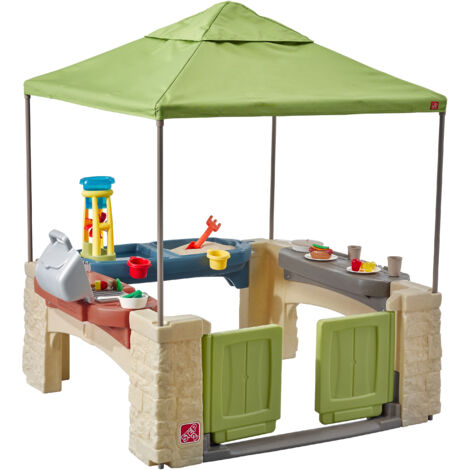 Cabane de jardin pour enfant en plastique roto-moulé – Dimensions 152 cm (H) x 137 cm (L) x 132 cm (P) – Avec cuisine et table de jeu sable et eau – Step 2 - Step2