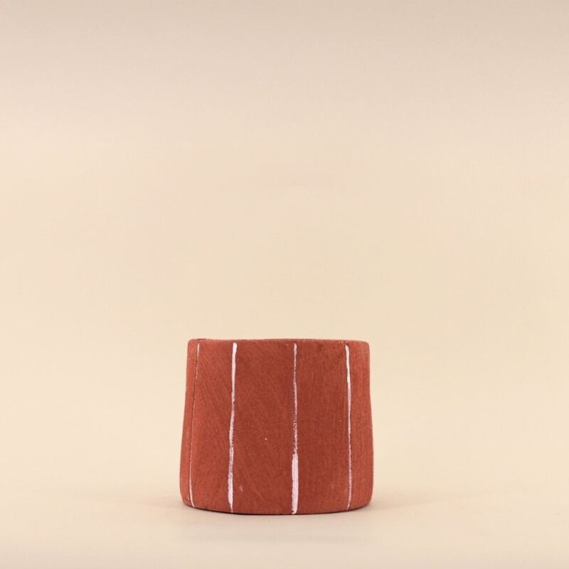 Cache-pot en ciment terracotta lignes blanches 15cm Cache-pot en ciment terracotta lignes blanches 15cm