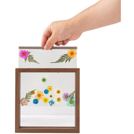 Cadre en bois avec vitrine, orné de fleurs et de feuilles séchées, idéal pour une photo de mariage ou une décoration de bureau.