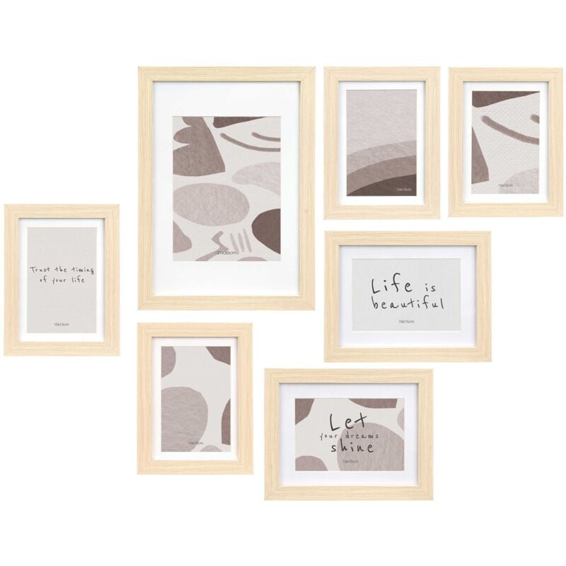 Cadres photo muraux mural, 7 cadres de différentes tailles.