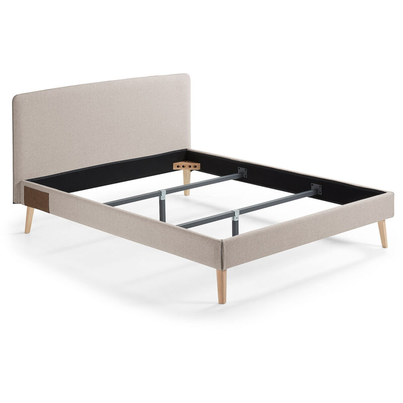 

Cama doble Dyla beige 150 x 190 cm con estructura de madera de haya y espuma de poliuretano tapizada con tela antimanchas - Kave Home