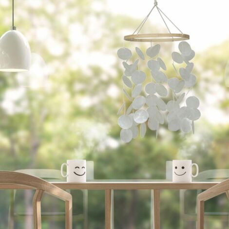 Campana de viento artesanal hecha de conchas blancas.