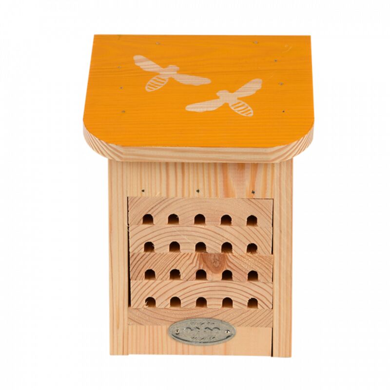 

Casa de las abejas, con techo de color con silueta de abeja.