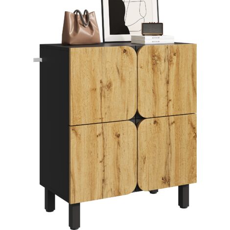 Ce meuble de rangement, doté d’une forme unique, est équipé de quatre portes, de compartiments réglables à l’intérieur, de pieds en métal noir et de portes incurvées.