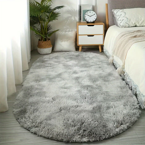 Ce tapis ovale gris clair, antidérapant et résistant aux taches, est idéal pour le dressing, la chambre ou le chevet. Ses dimensions sont de 100 x 200 cm.