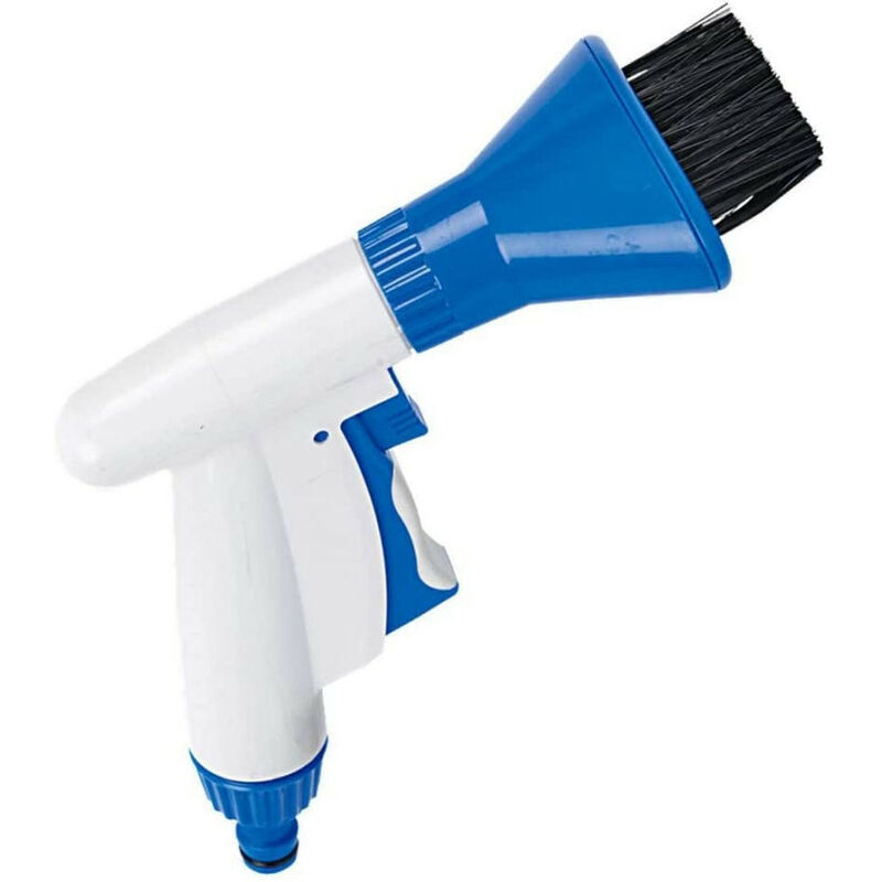 

Cepille para limpiar el cartucho del filtro de la piscina esta rama con la manguera de jardín.