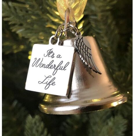 C'est un ornement de cloche d'ange de Noël inspiré de la vie merveilleuse avec un charme d'aile d'ange en acier inoxydable. Nouvelle taille plus grande et maintenant livré avec 2 rubans interchangeabl