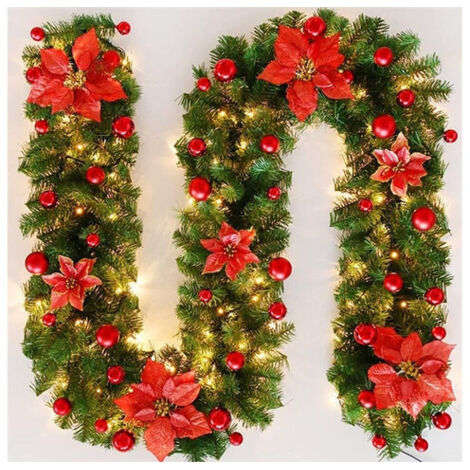 Cette couronne de Noël artificielle, de 2,7 mètres de haut et ornée de pommes de pin et de baies rouges, est un choix parfait pour la décoration intérieure.