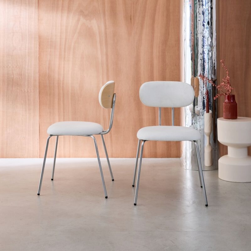 2 chaises décor bois courbé teinté chêne et tissu déperlant blanc. pieds métal chromé - L 45 x P 55 x H 80cm - Erin