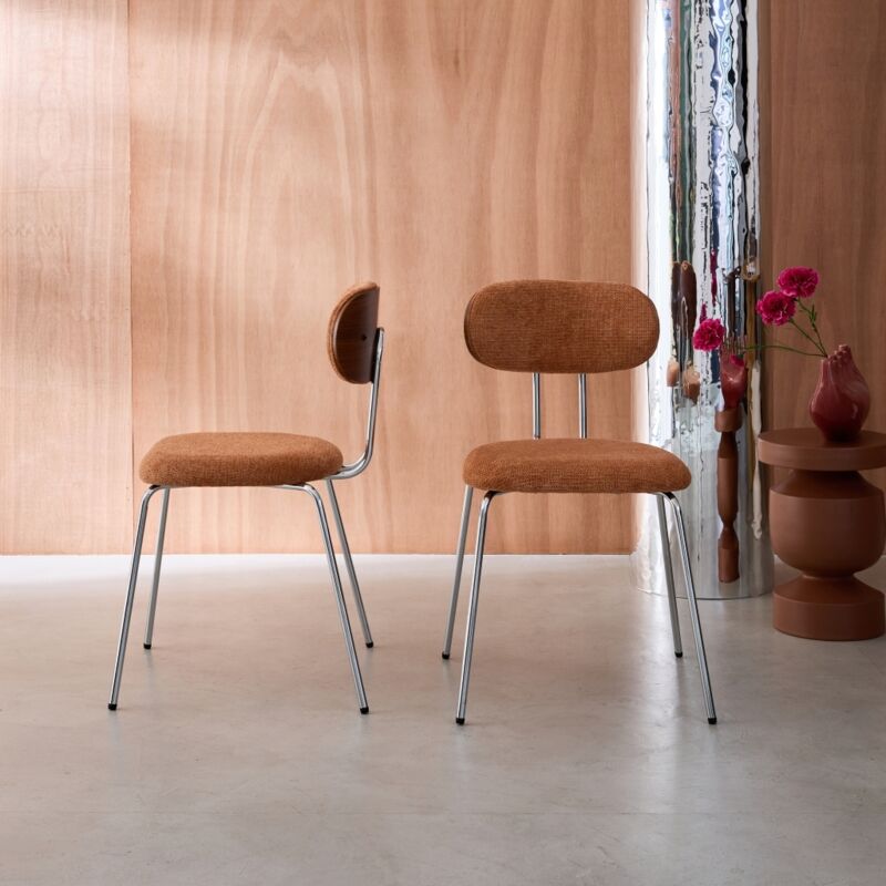 2 chaises décor bois courbé teinté noyer et tissu déperlant terracotta. pieds métal chromé - L 45 x P 55 x H 80cm - Erin
