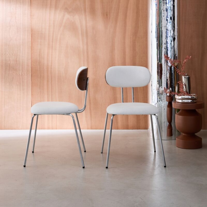 2 chaises décor bois courbé teinté noyer et tissu déperlant blanc. pieds métal chromé - L 45 x P 55 x H 80cm - Erin