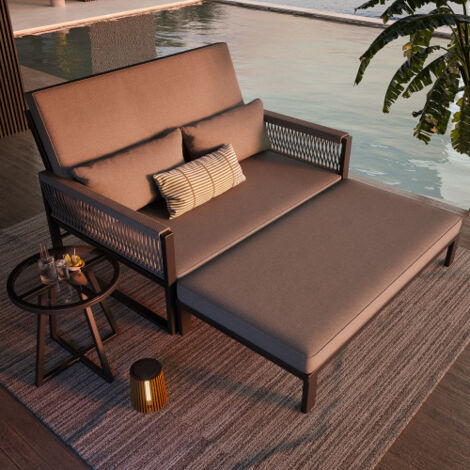 Chaise longue de jardin avec accoudoirs en fer tressé / Canapé d'extérieur résistant aux intempéries / Comprend une table basse en verre et des coussins / Gris