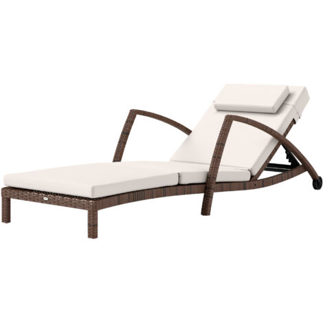 Chaise longue en résine tressée marron et beige avec dossier réglable, roulettes, coussin et accoudoirs, transat de jardin