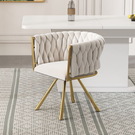 Chaise longue pour la salle à manger et le salon. Chaise longue de luxe, conçue pour les moments de détente. La chaise est dotée de quatre pieds métalliques, en couleur beige et doré.