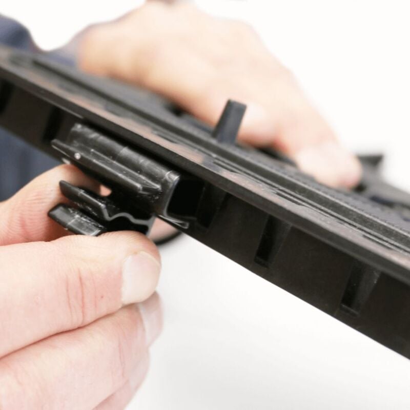 Clip de fixation pour profilé de finition clipsable (Sac de 8 unités) - JOUPLAST