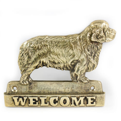 Clumber Spaniel - un cartello sulla porta con un cane, una targa di benvenuto in ottone, un cartello unico con la scritta Welcome di Art-Dog
