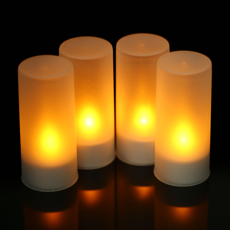 

Conjunto de 4 recargables LED amarillo Flickering sin llama Tealight luces de velas con control remoto heladas Copas base de carga, AC100-240V