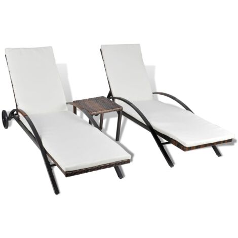 Conjunto de dos tumbonas de 200 cm con mesa de resina trenzada marrón 020011913