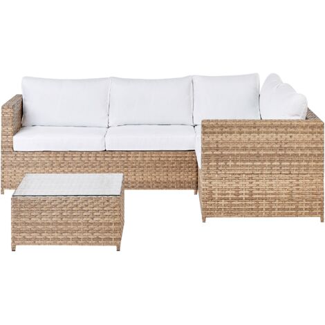 Conjunto de jardín de ratán sofá esquinero mesa de centro tablero de cristal madera clara cojines blanco crema Avola