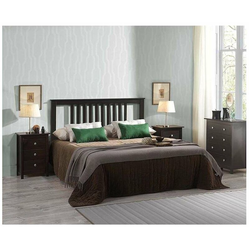 

Conjunto Dormitorio Pino Modelo Tabac II en acabado en madera maciza wengué